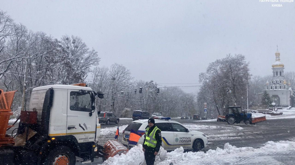 Як пересуватися містом під час ожеледиці – у КМДА дали поради водіям і пішоходам