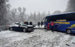 На Закарпатті зіткнулися легковик та пасажирський автобус – відомо про загиблу