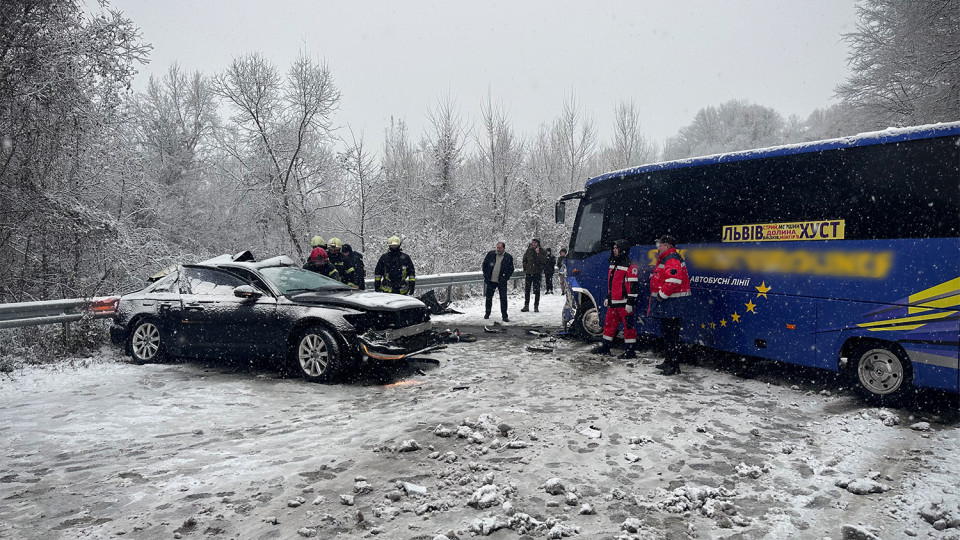 На Закарпатті зіткнулися легковик та пасажирський автобус – відомо про загиблу