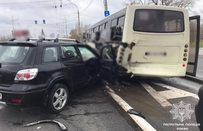 У Києві ДТП за участі маршрутки та автомобіля, фото