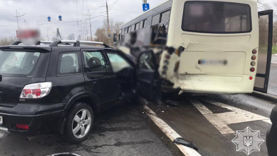 У Києві ДТП за участі маршрутки та автомобіля, фото