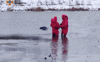 На Киевщине из пруда извлекли тело мужчины