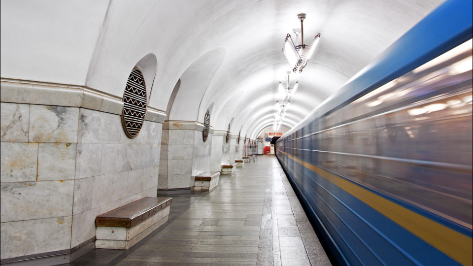 У Києві на станції метро «Вокзальна» знайшли підозрілий пакет, на місці працюють вибухотехніки