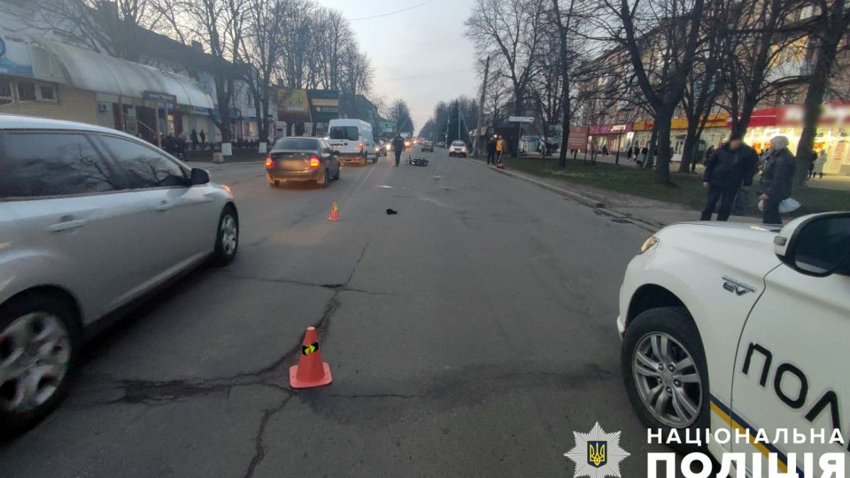 Мотоцикліст, через якого в ДТП постраждала пасажирка та загинула жінка-пішохід, отримав умовне покарання