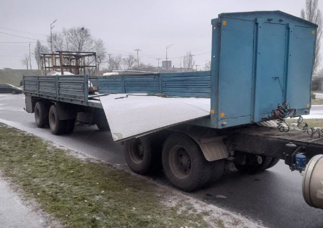 В Киеве наказали водителя грузовика, допустившего падение груза на проезжую часть — фото