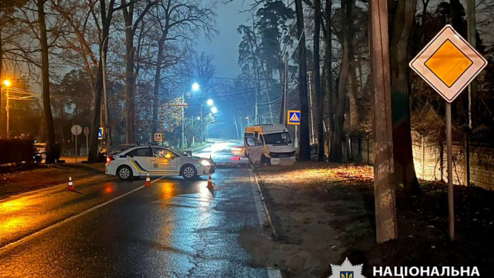 На Київщині автомобіль зіткнувся з маршруткою – є постраждалі та госпіталізовані