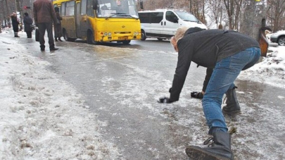 Киян попереджають про сильні пориви вітру 13 грудня та ожеледицю на дорогах