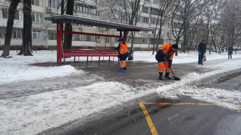 У Києві на дороги вивели техніку для боротьби з ожеледицею