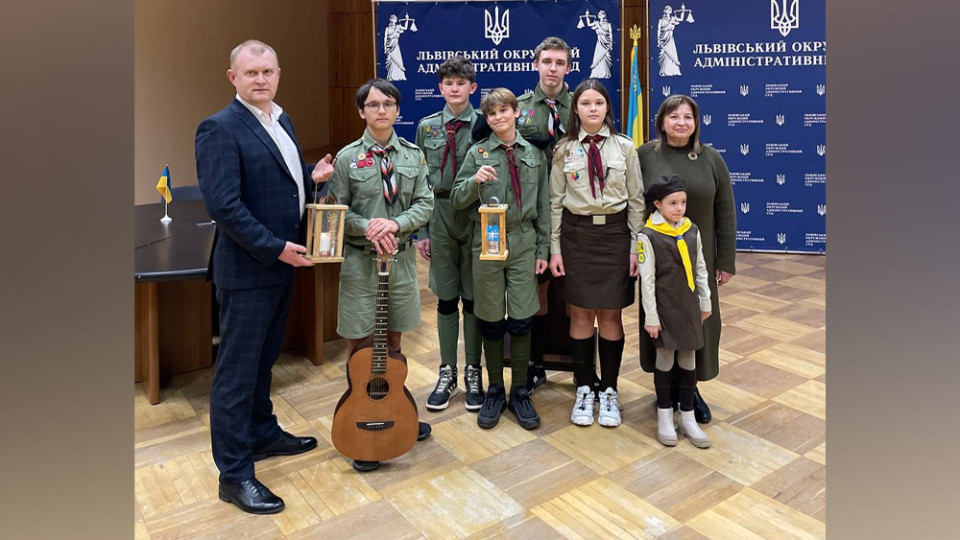 Пластуны передали Вифлеемский Огонь Мира во Львовский окружной административный суд