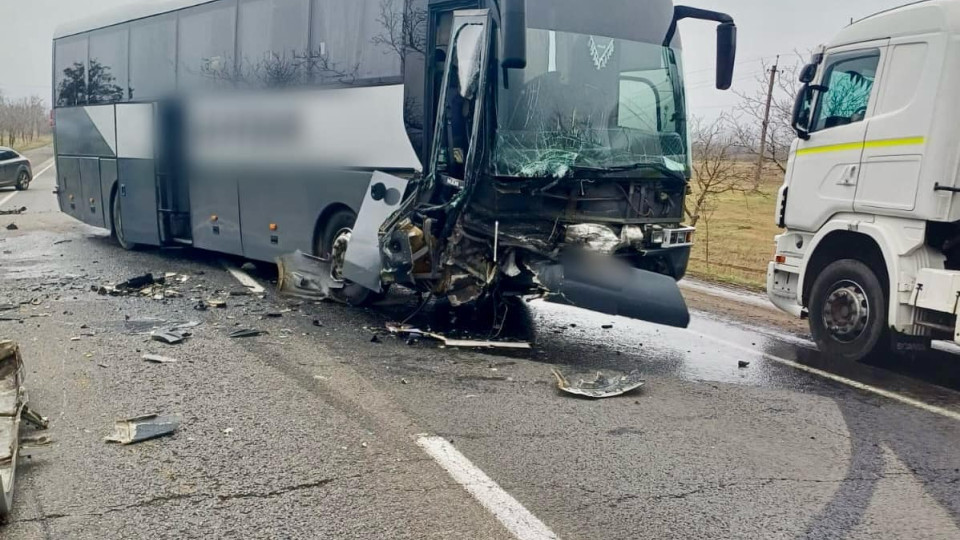 На Одещині в результаті обгону сталася ДТП за участі автобуса і двох легковиків