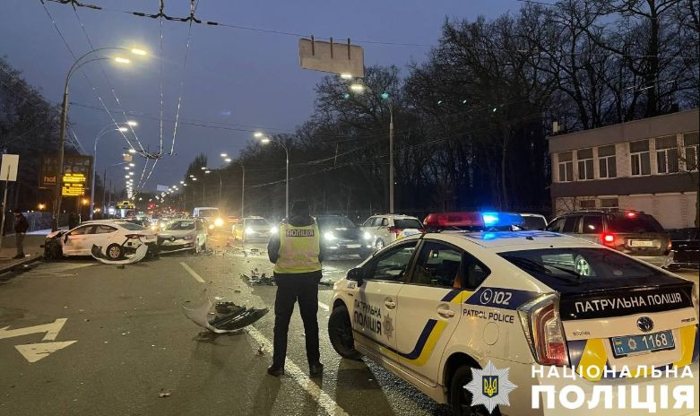 В Киеве пьяный водитель устроил масштабную автотрощу, фото