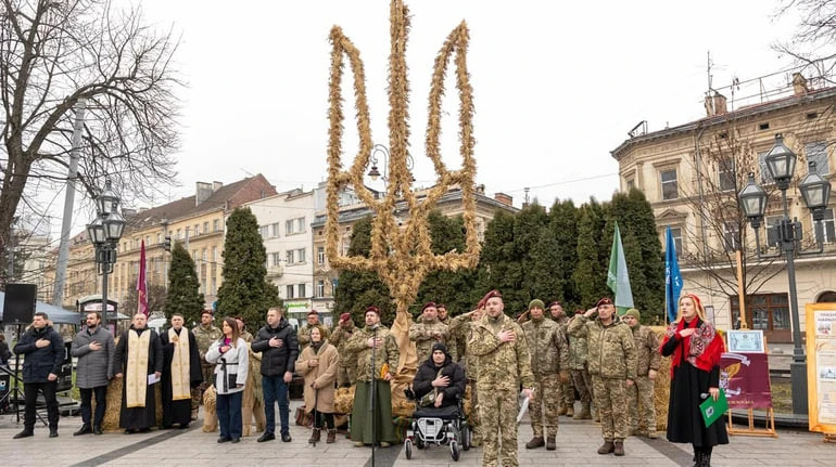 У Львові встановили найбільший тризуб з 340 дідухів