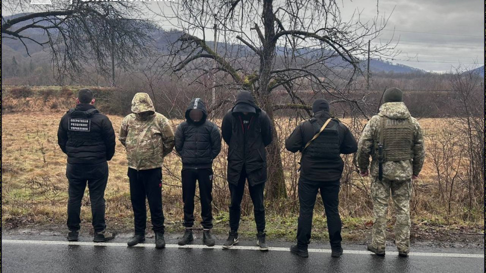 На Закарпатье двое мужчин пытались сбежать за границу в траурном кортеже, который сопровождал погибшего воина