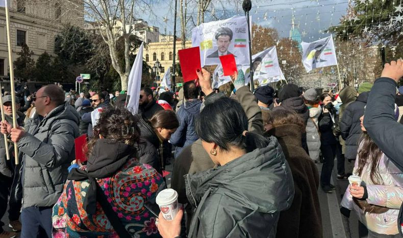 В Грузии люди вышли на улицу с красными карточками в знак протеста против инаугурации Кавелашвили, фото