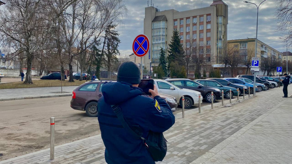 Водій, який здійснив стоянку автомобіля, не може нести відповідальність за порушення правил зупинки – Верховний Суд