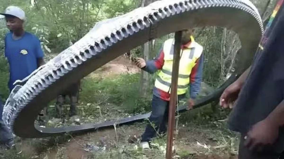 У Кенії на селище впало сталеве кільце з неба — воно може бути з космосу, фото