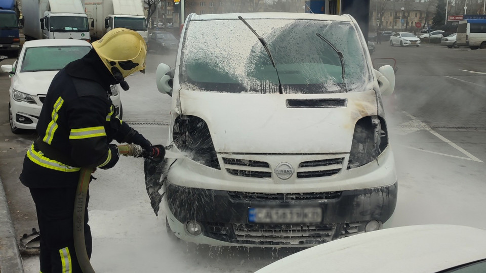 У Києві на АЗС спалахнув автомобіль, фото