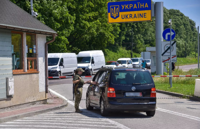 Чи може чоловік, який самостійно виховує малолітніх дітей, виїхати з ними за кордон – позиція Верховного Суду