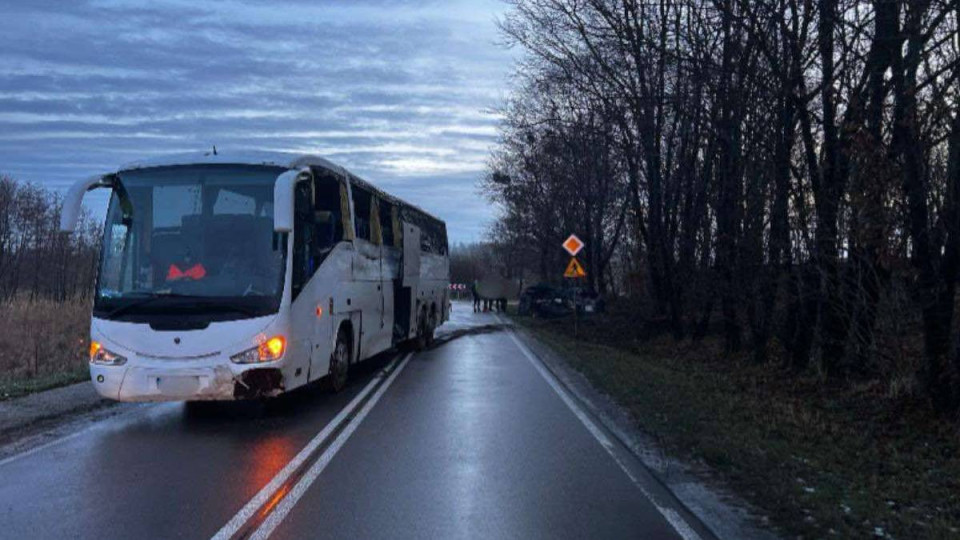 У Польщі рейсовий автобус з'їхав з дороги і зіткнувся з легковим автомобілем