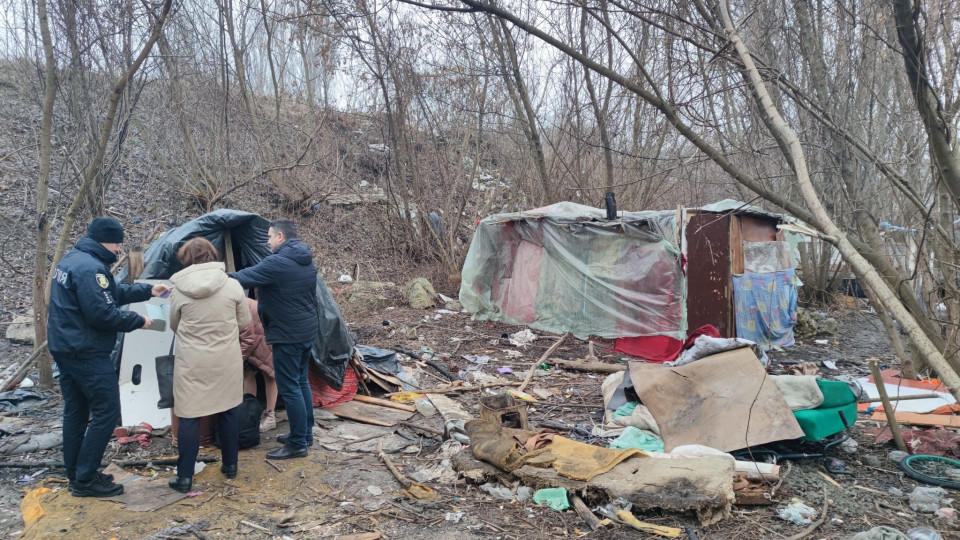 На Тернопільщині в посадці жила в халабуді родина з п’ятьма дітьми