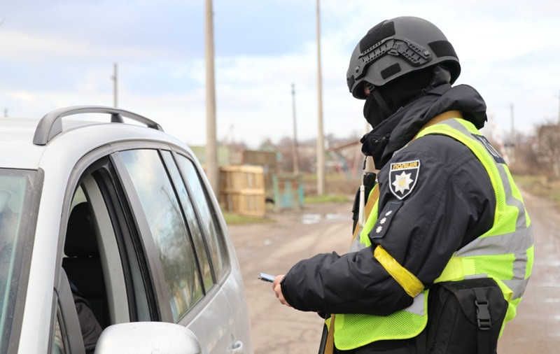 Батько на блокпосту сховав в автомобілі сина від ТЦК, але отримав від поліції протокол за статтею 130 — що вирішив суд