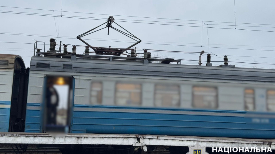 На Київщині госпіталізували з опіками підлітка, який виліз на дах вагону під час руху потяга