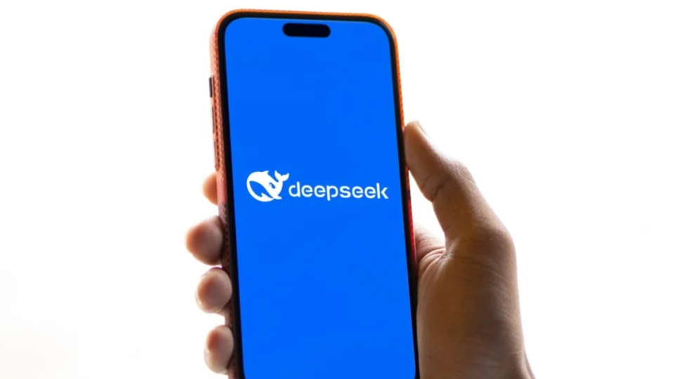 Китайский DeepSeek стал самым популярным приложением с искусственным интеллектом в США, опередив ChatGPT