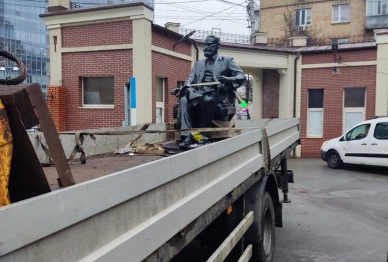 У центрі Києва демонтували пам'ятник лауреату Нобелівської премії в галузі фізіології Івану Павлову