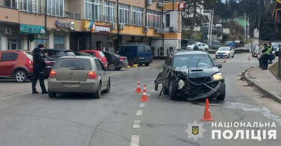 На Львівщині автівка в'їхала в паркан, електроопору та мікроавтобус, який в'їхав у пішохода