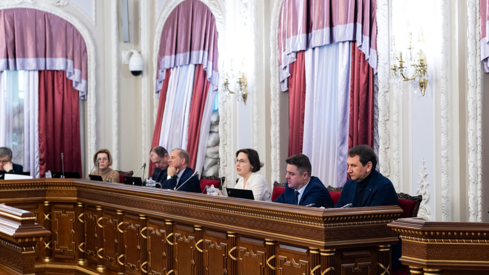 Должна ли ВККС зачислить стаж в должности помощника судьи к стажу научной работы, если он имеет научную степень — позиция Большой Палаты Верховного Суда