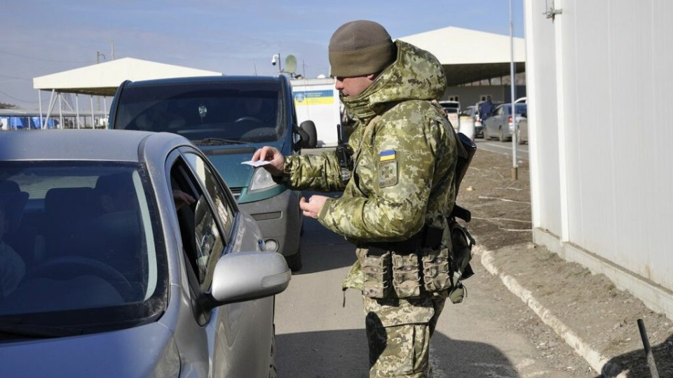 Мінкульт зупинить видачу листів на виїзд за кордон журналістам і митцям, бо вони не завжди повертаються