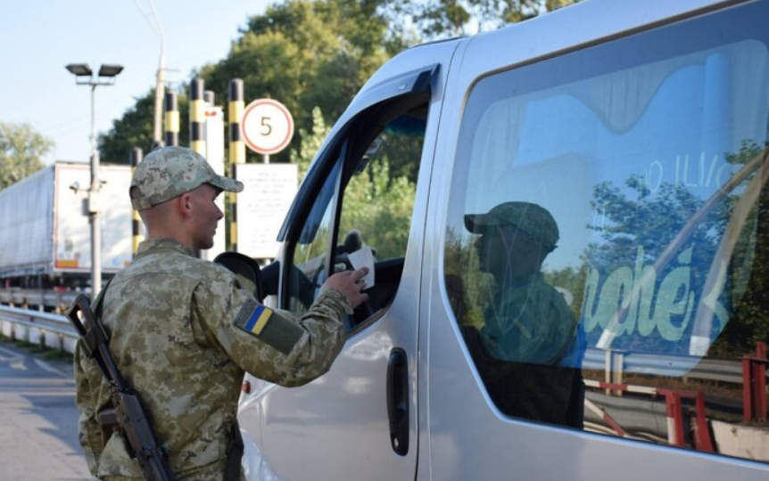 Кабмін дозволив виїзд військовозобов’язаних журналістів та артистів за кордон на запрошення іноземних організацій