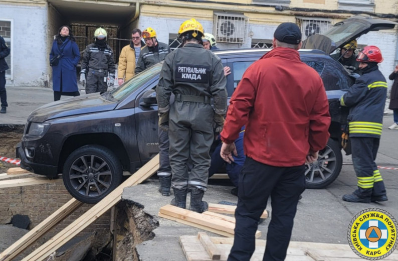 П’ять годин діставали три автомобілі, які провалилися під асфальт на Печерську — фото