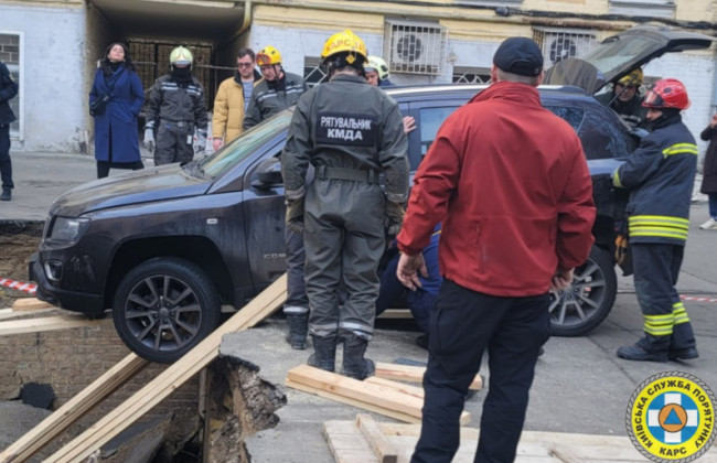 П’ять годин діставали три автомобілі, які провалилися під асфальт на Печерську — фото