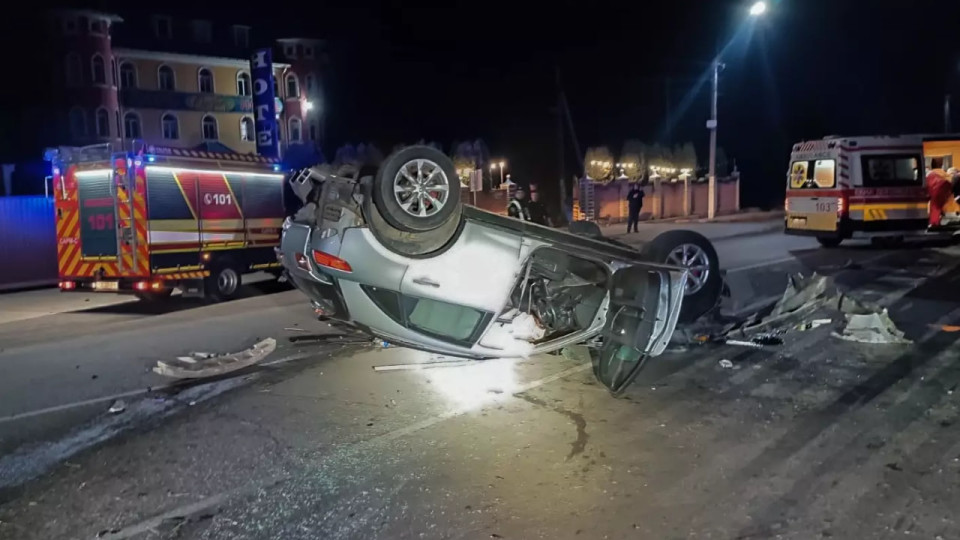 У Чернівцях автомобіль перекинувся автомобіль – водій госпіталізований