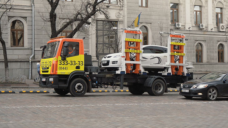 Начальник КМВА Ткаченко доручив припинити евакуацію приватних авто під час тривоги