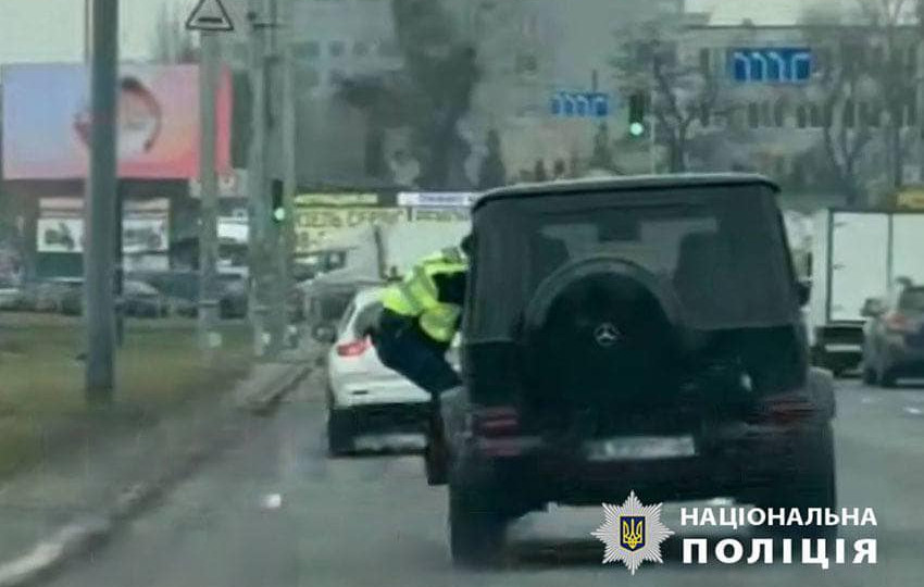 У Києві затримали водія Mercedes, який катав на дверях правоохоронця, фото