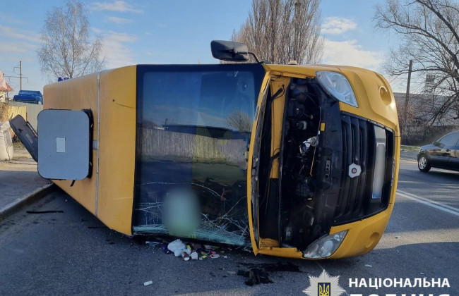 В Вишневом под Киевом перевернулась маршрутка с пассажирами в результате ДТП, фото