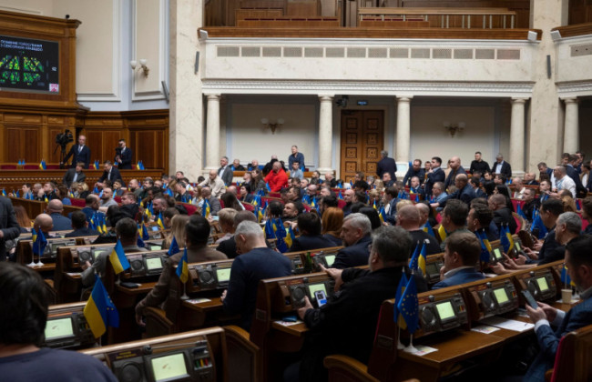 За період призупинення дії трудового договору роботодавець не зобов’язаний виплачувати зарплату, гарантійні та компенсаційні виплати – Рада схвалила законопроект