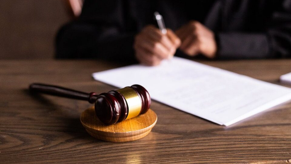 На Закарпатті чоловіка позбавили батьківських прав на трьох дітей