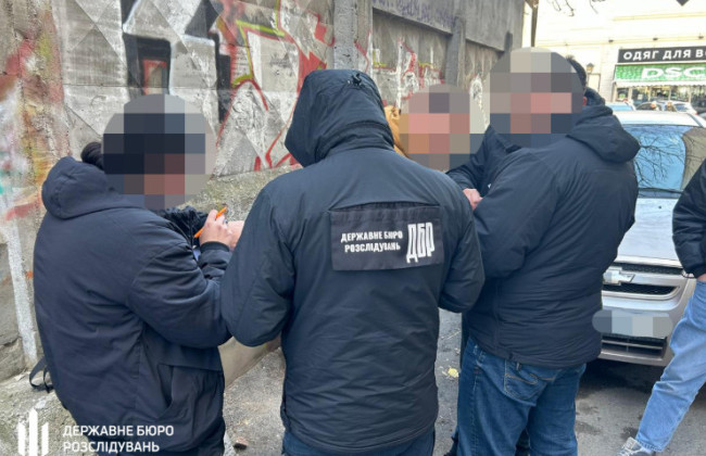 Співробітник центру забезпечення Міноборони за гроші організовував ухилянтам «непридатність» до військової служби, відео