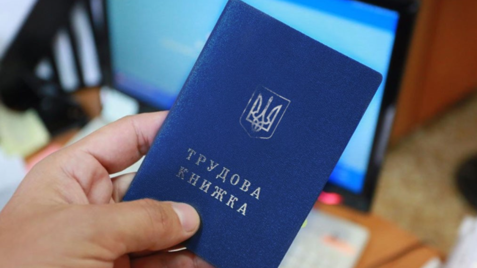 Работника, рабочее место которого находится на территориях активных боевых действий, нельзя будет уволить за прогул – принят закон