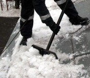 В столице легковушка врезалось в остановку. Пострадало 5 человек