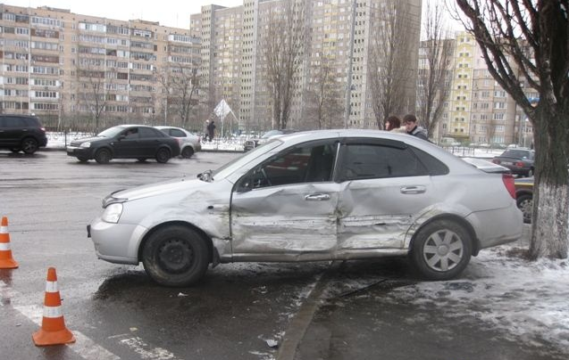 На Троещине легковушка  «впечатала» пешехода в дерево (ФОТО)