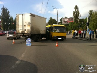 В Киеве грузовик протаранил переполненную маршрутку