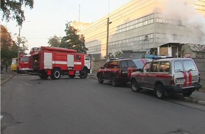 В Киеве сгорела и чуть не взорвалась автомастерская