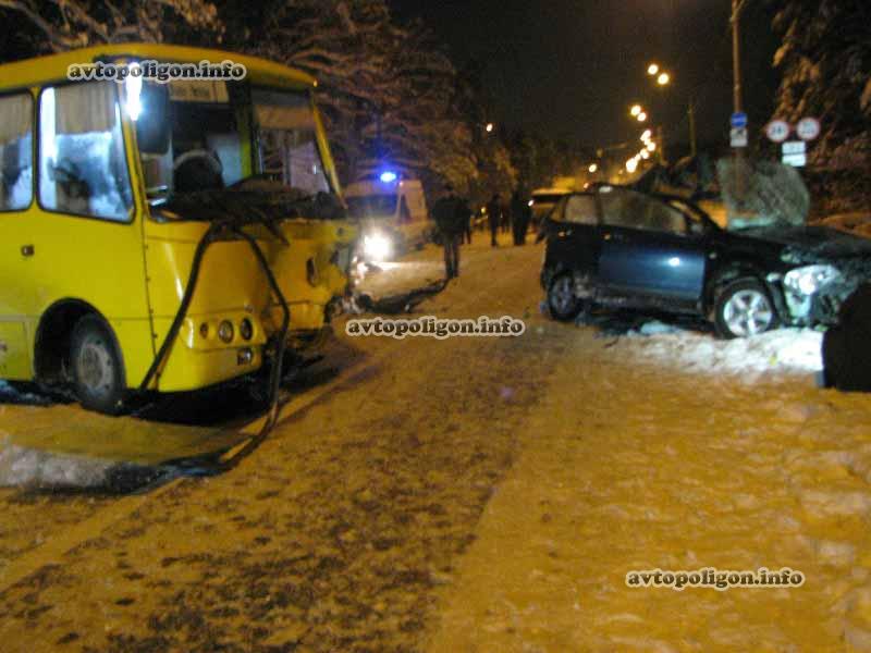 Смертельное ДТП в Киеве: маршрутка столкнулась с внедорожником