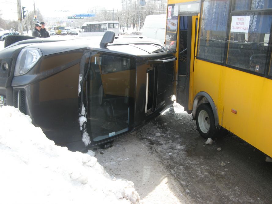 Авария в Сумах: пьяный водитель врезался в маршрутку