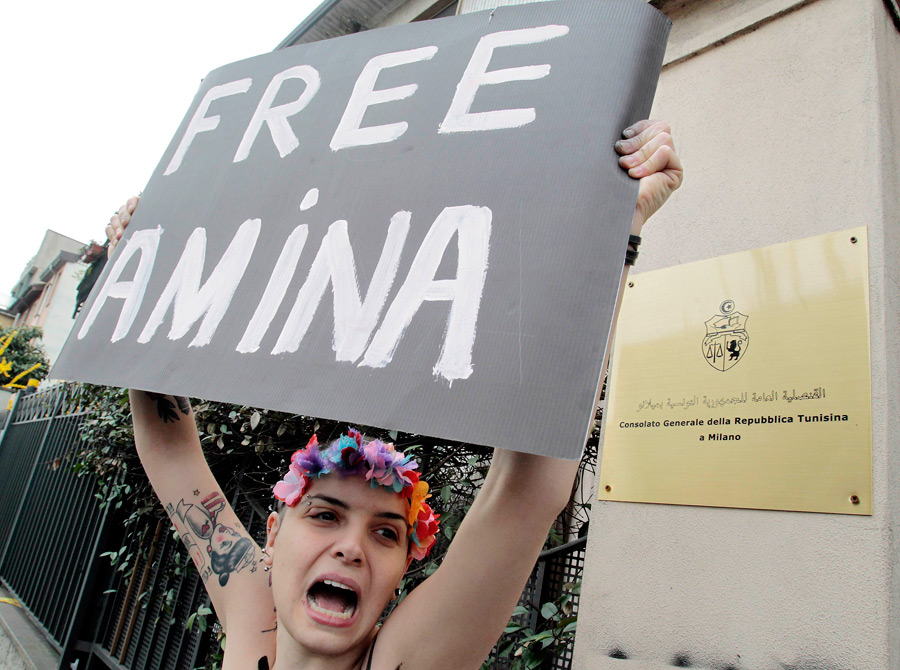 Возле Минюста Туниса задержаны активистки Femen 