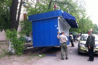 В Киеве продолжают сносить киоски